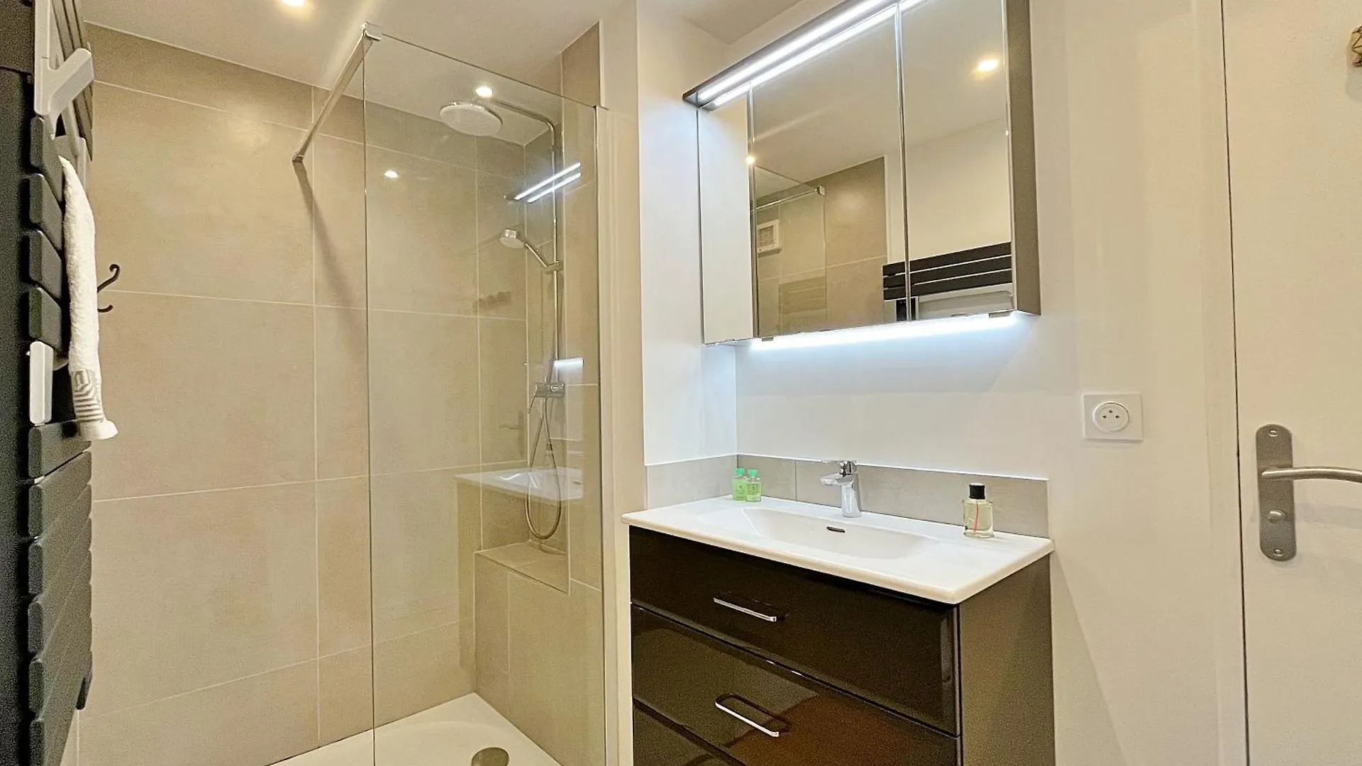 Renovated 2-Room Apartment Near Sea & Shops Theoule-sur-Mer